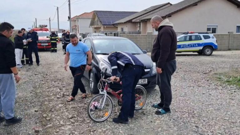 Copilă de 4 ani, lovită în plin de o mașină în timp ce se plimba cu bicicleta. Totul s-a petrecut sub privirile tatălui ei