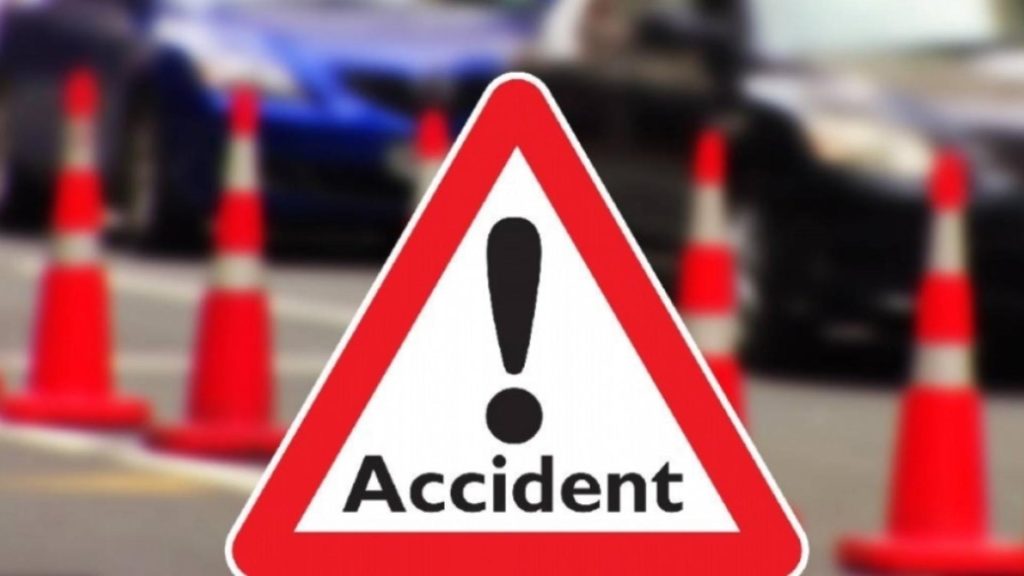 Microbuz cu pasageri, implicat într-un accident în județul Prahova. 8 persoane, asistate medical la fața locului