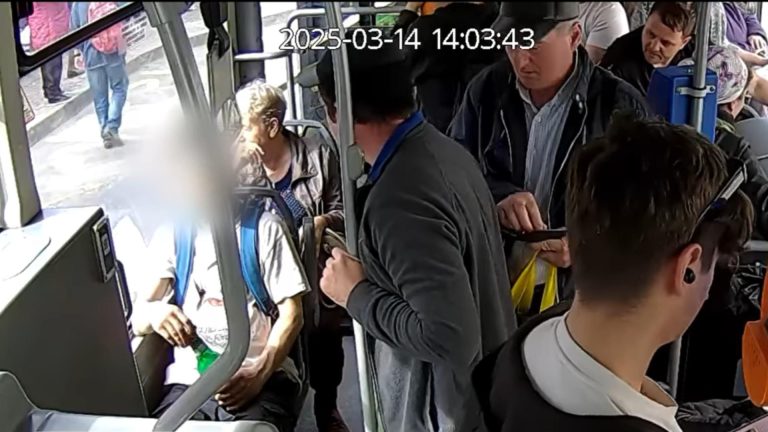 Șofer de autobuz, atacat brutal în timpul serviciului! Momentul, surprins pe camerele de supraveghere - VIDEO