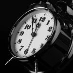 România trece la ora de vară în această noapte! Ora 3 devine ora 4: ce pericole ne pândesc