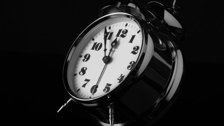 România trece la ora de vară în această noapte! Ora 3 devine ora 4: ce pericole ne pândesc