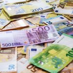 Descoperire incredibilă: ce a făcut un bărbat după ce a găsit o pungă cu 18.900 de euro la ghenă