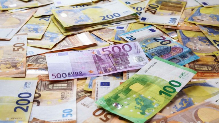 Descoperire incredibilă: ce a făcut un bărbat după ce a găsit o pungă cu 18.900 de euro la ghenă