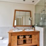 Truc eficient pentru a preveni aburirea oglinzii din baie. E nevoie de doar două produse ieftine