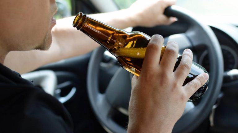 Șofer de TIR în pragul comei alcoolice, oprit de poliție pe Autostrada Râmnicu Vâlcea - Deva