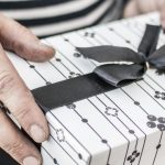 Nouă înșelătorie care face ravagii în România. Cum funcționează schema sondajului premiat cu un "mistery Box"
