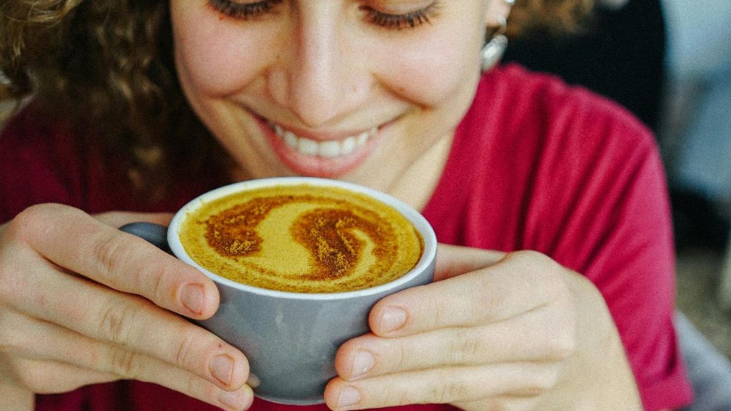 Ingredientul secret pe care să îl adaugi în cafeaua de dimineață. Te va ajuta să slăbești de la o zi la alta