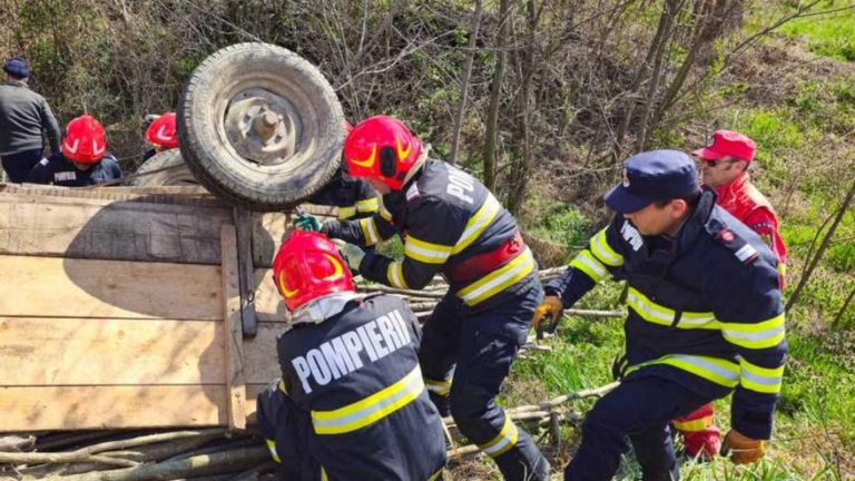 Tragedie în Ialomița! Un bărbat a murit strivit sub o căruță plină cu lemne