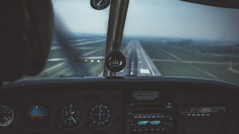 Accident aerian în Franța: două avioane militare s-au ciocnit în zbor