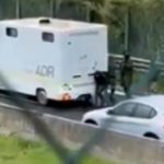 VIDEO - Un comando înarmat până în dinți a furat milioane de euro din două vehicule blindate. Întreaga scenă a fost filmată