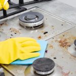 Trucul care îndepărtează grăsimea și mâncarea arsă de pe aragaz cât ai clipi. Ai nevoie de doar două ingrediente
