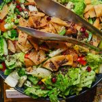 Salata libaneză după care toți europenii sunt înnebuniți. Cum să prepari Fattoush, cel mai apreciat preparat din bucătăria orientală