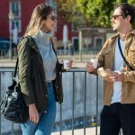 Cine salută primul, bărbatul sau femeia. Ce spune Codul Bunelor Maniere