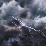 România, lovită de FURTUNI! Val de avertizări cod PORTOCALIU și ROȘU de intensificări ale vântului. Urgie și în București