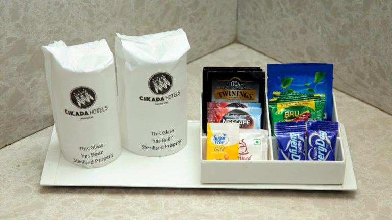 Directiva UE care îi va determina pe turiști să vină cu zahărul și cafeaua de acasă. Săpunul și șamponul, pe lista micilor cadouri interzise în unitățile de cazare