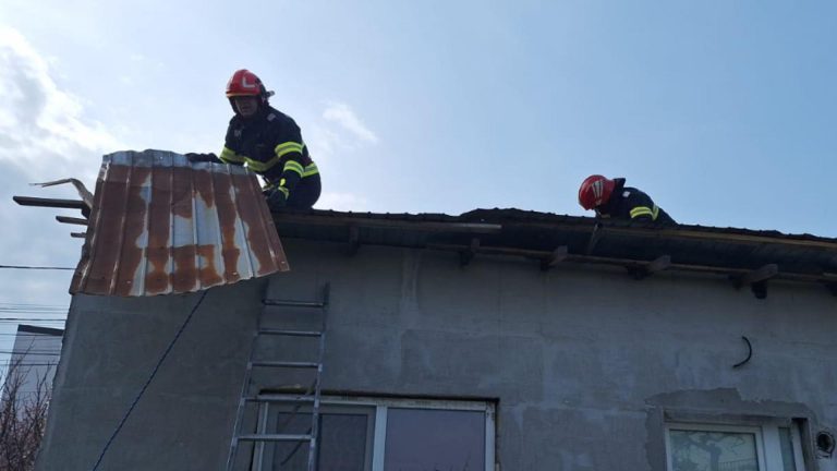 Bilanțul pompierilor militari în urma furtunilor care au provocat ravagii în toată țara. FOTO - intervenții în 12 județe