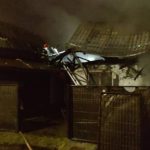 Incendiu de proporții într-o gospodărie din Argeș. Pompierii s-au luptat ore întregi cu flăcările care au mistuit o casă și mai multe anexe