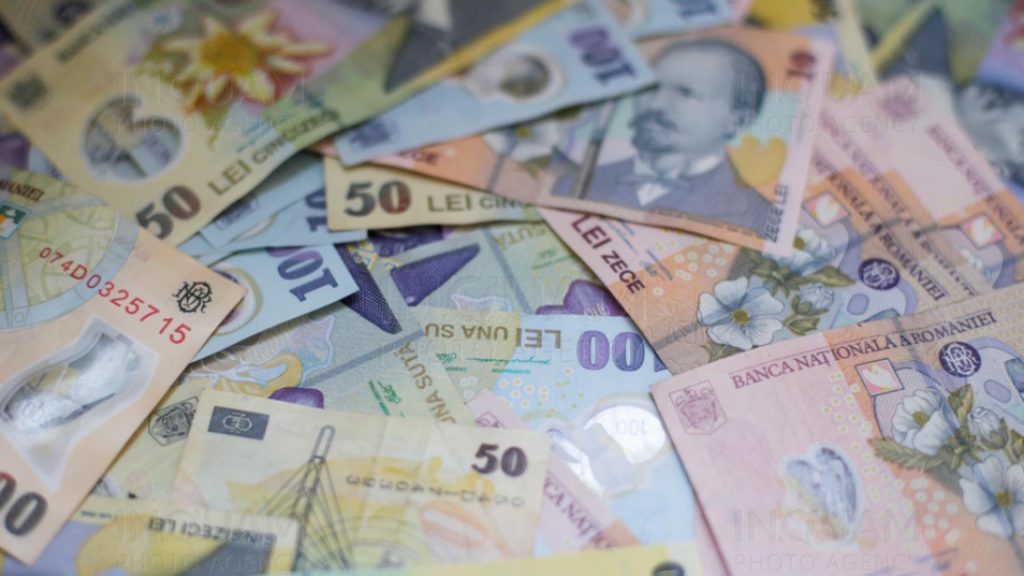 Un bărbat a fost luat în VIZOR de autorități după ce i-a trimis sute de mii de lei, în numerar, fiicei sale. Legea îi cere să demonstreze proveniența banilor