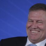 Legăturile lui Iohannis cu oligarhii care manevrează guverne. Cum a primit fostul președinte ilegitim bani și mașini în campanie
