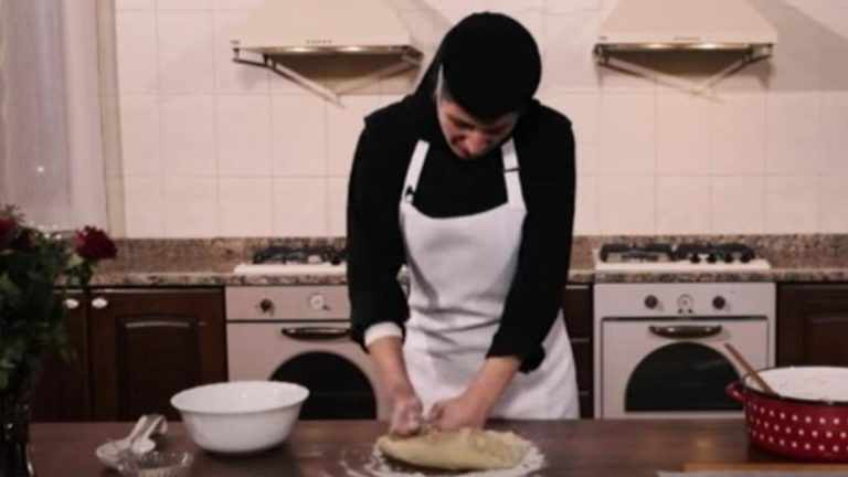 Plăcinta de mere, de post, a maicii Siluana. O rețetă mănăstirească simplă și aromată - VIDEO