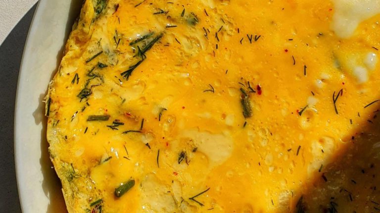 Omletă uriașă la Carnavalul din Muggia: 2.000 de ouă și 30 de kilograme de cârnați, gătite în piața orașului