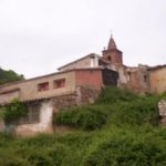 Un sat pitoresc a fost scos la vânzare pentru 60.000 de euro. Are 9 case, ferme și un turn de biserică