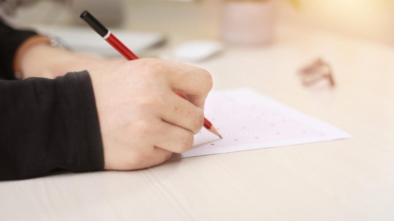 Emoții pentru elevii claselor a XII-a. Începe simularea la Bac