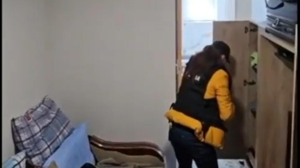 Percheziții într-un cartier social din Constanța, la indivizi suspectați că au furat tablouri din Italia - VIDEO