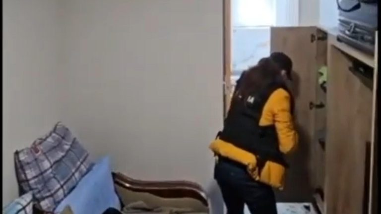 Percheziții într-un cartier social din Constanța, la indivizi suspectați că au furat tablouri din Italia - VIDEO