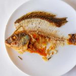 Ce să faci când îţi rămâne un os de peşte în gât. Soluții care te pot scoate din încurcătură