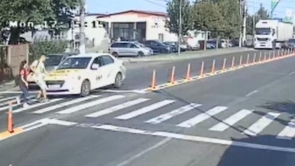Cum a reușit un șofer, care nu a acordat prioritate pietonilor, să scape de amendă și să-și recapete permisul
