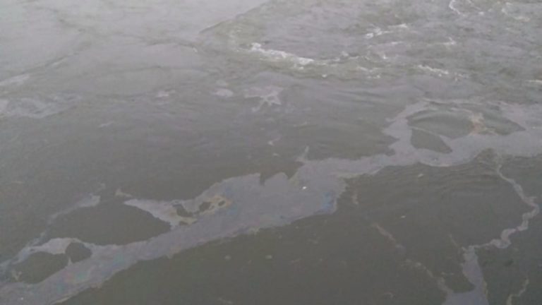 Poluare cu petrol pe Dunăre,  în zona Moldova Nouă. Autoritățile au dat alerta
