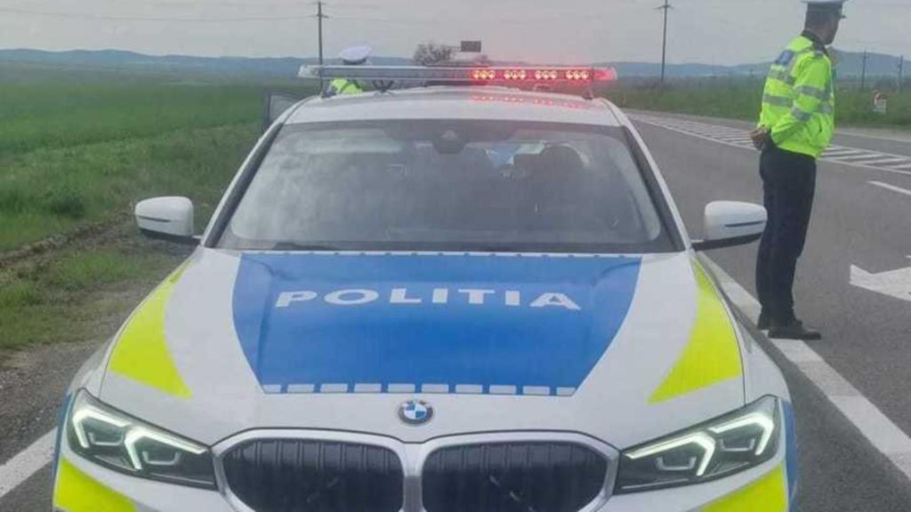 Accident rutier cu mașina de poliție! Un șofer baut care a refuzat să oprească la semnalele oamenilor legii a intrat în vehiculul acestora