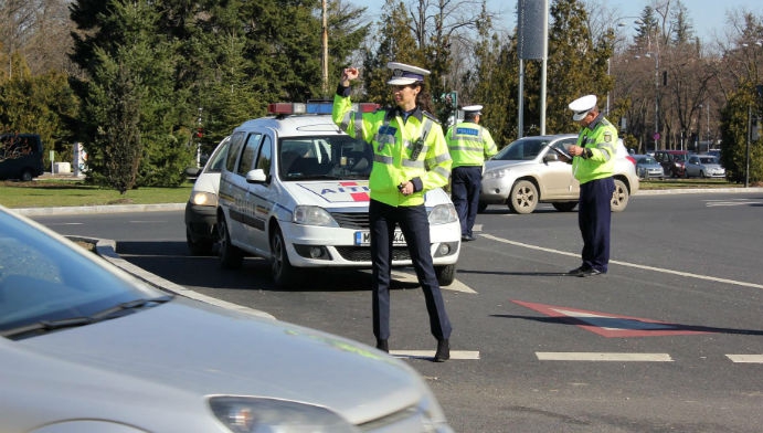 Încalci legea dacă depășești linia dublă continuă a șoselei ca să eviți un accident? VIDEO
