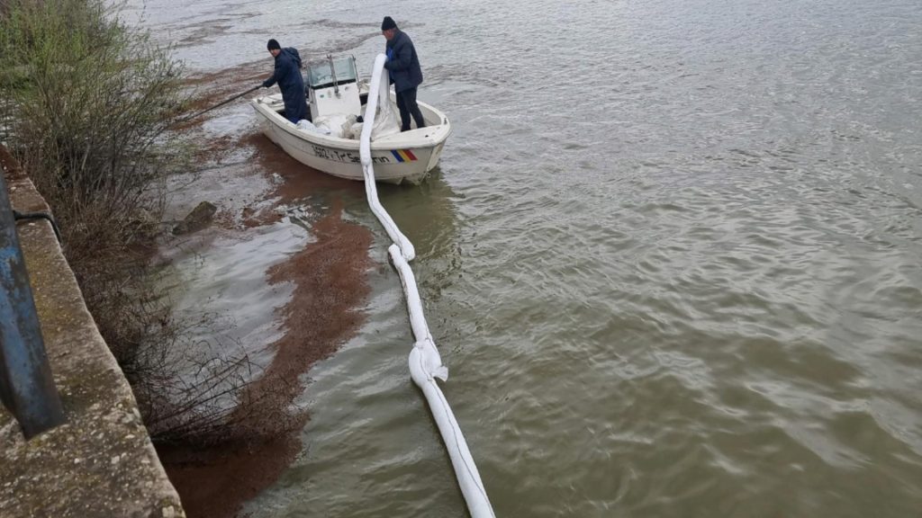 Poluare pe Dunăre, în zona portului Drobeta Turnu Severin. Autoritățile au dat alerta