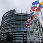 Mobilizare uriașă în fața Parlamentului European. Diaspora cere alegeri libere după scoaterea lui Georgescu din cursă