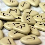 Horoscop rune aprilie 2025. Zodiile care vor avea cea mai bună lună din ultimii 8 ani: fericire maximă și noroc infinit