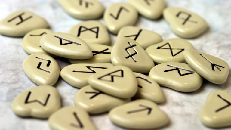 Horoscop rune aprilie 2025. Zodiile care vor avea cea mai bună lună din ultimii 8 ani: fericire maximă și noroc infinit