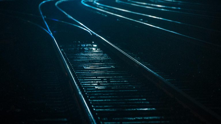 Circulația feroviară, OPRITĂ între stațiile Rădoiești-Olteni: o persoană DECEDATĂ, observată în gabaritul liniei. Mai multe trenuri, afectate