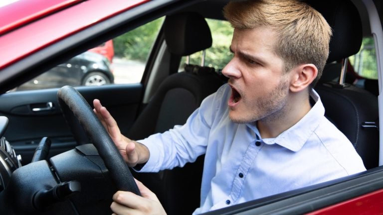 Șoferii agresivi în trafic, taxați aspru de noul Cod Rutier. Cum pot fi reclamați și ce riscuri își asumă