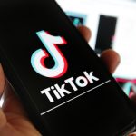 Studiu îngrijorător: copiii din România folosesc TikTok de la 5 ani. Aproape 50% dintre minori risipesc 6 ore pe zi pe internet