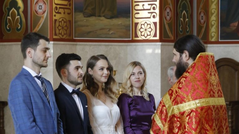 Poți să fii naș de cununie dacă nu ești căsătorit? Ce spune unul dintre cei mai cunoscuți preoți