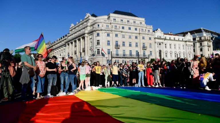 Viktor Orban vrea să interzică marșurile LGBTQ prin Constituție și să expulzeze persoane suspecte că ar contesta suveranitatea
