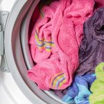 Prosoapele miros urât după ce le scoți din mașina de spălat? Iată ce trebuie să faci pentru a scăpa de această problemă