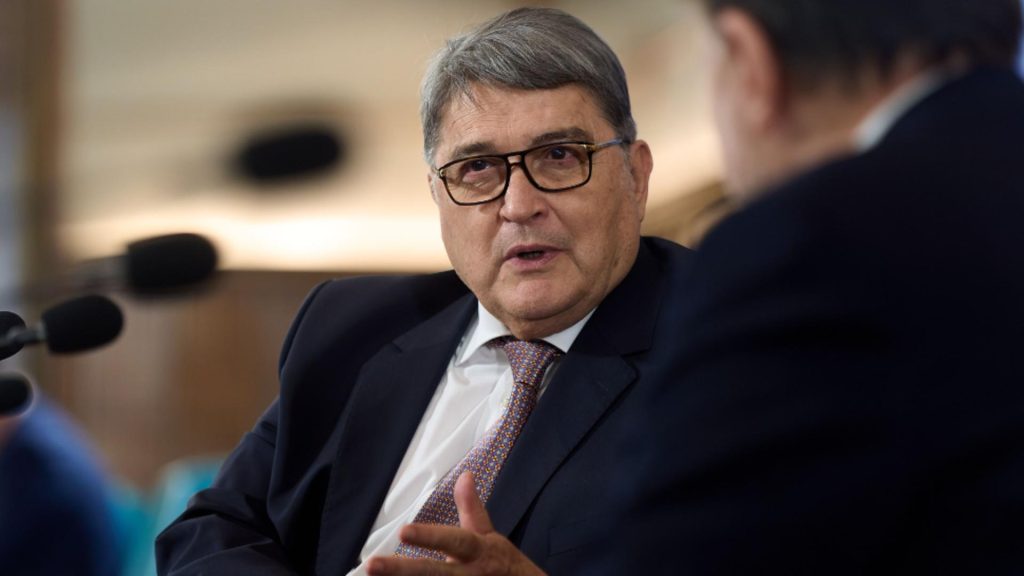 Prima reacție a lui Emil Hurezeanu, după ce a aflat că va fi schimbat din funcția de ministru de Externe