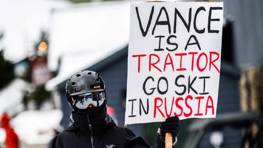 JD Vance, primit cu proteste și huiduieli în stațiunea Vermont: „Du-te la ski în Rusia”