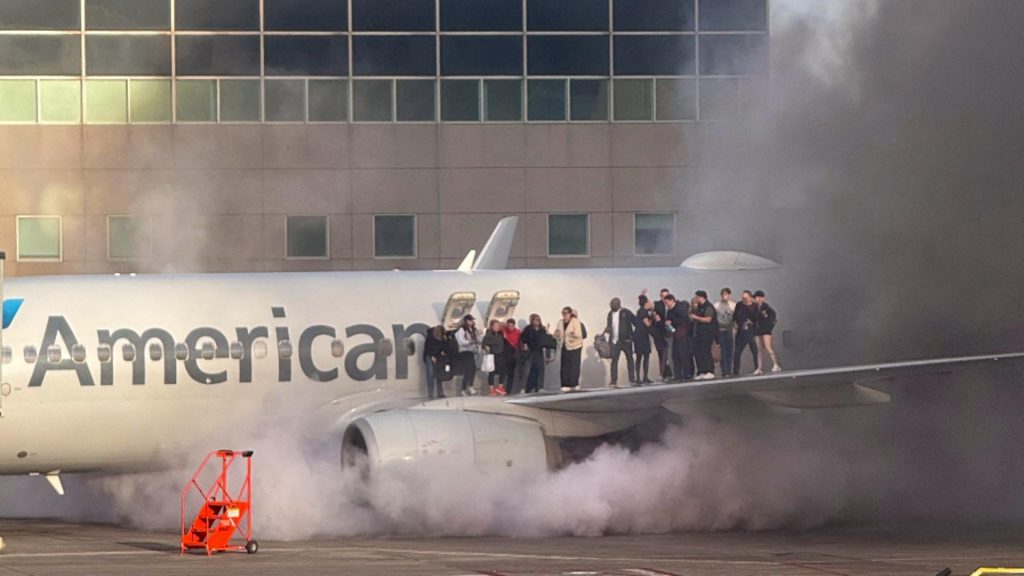 Panică după ce unul dintre motoarele unui zbor American Airlines a luat foc. Pasagerii, evacuati pe aripa aeronavei: IMAGINI halucinante FOTO&VIDEO