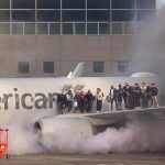 Panică după ce unul dintre motoarele unui zbor American Airlines a luat foc. Pasagerii, evacuati pe aripa aeronavei: IMAGINI halucinante FOTO&VIDEO