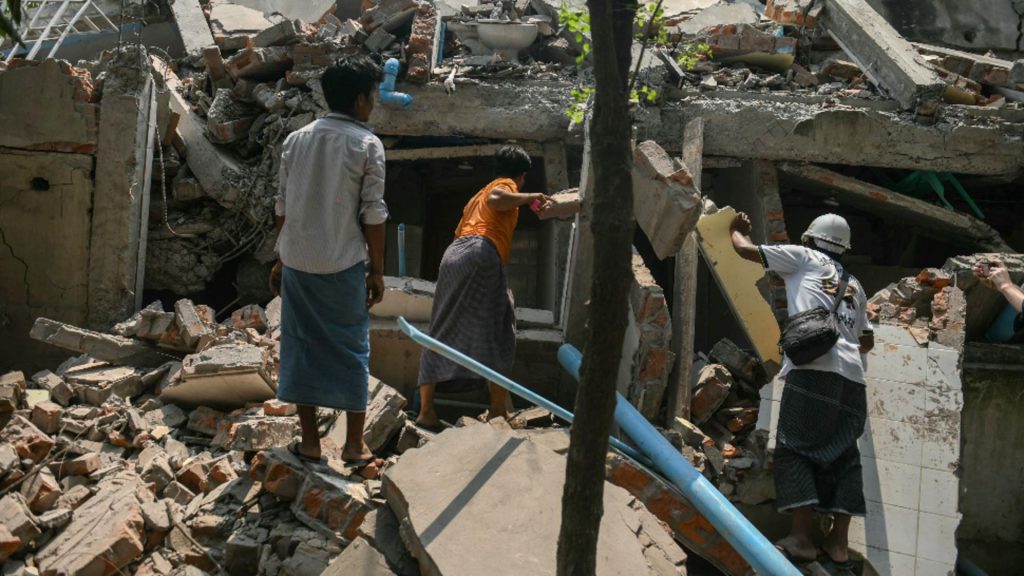 Bilanțul cutremurului devastator din Myanmar a urcat la aproximativ 700 de morți! Salvatorii sapă cu mâinile goale după supraviețuitori - Imagini drmatice