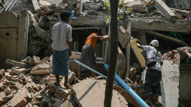 Bilanțul cutremurului devastator din Myanmar a urcat la aproximativ 700 de morți! Salvatorii sapă cu mâinile goale după supraviețuitori - Imagini drmatice